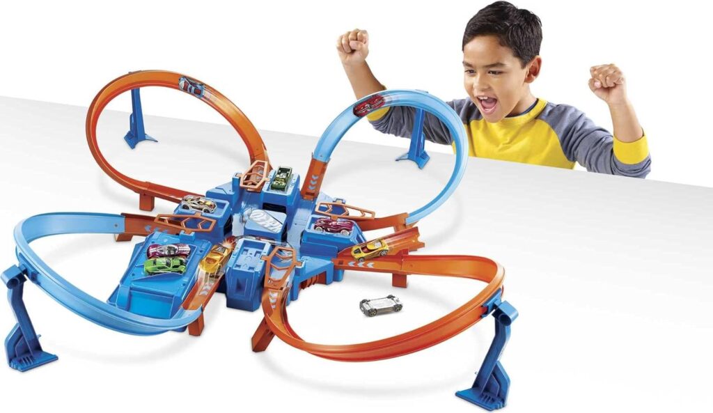 Hot Wheels Track Set with 1:64 Scale Toy Car, 4 Intersections for Crashing, Powered by a Motorized Booster, Criss-Cross Crash Track (Amazon Exclusive)